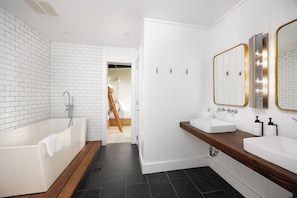 Suite | Baño | Regadera, amenidades de baño ecológicas, secadora de cabello, toallas