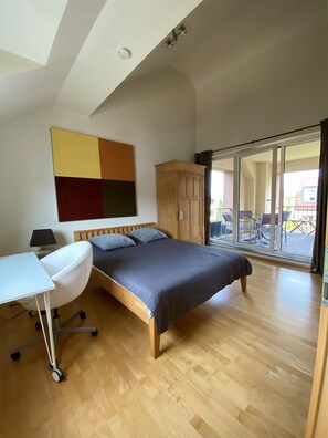 2 Schlafzimmer, Schreibtisch, Bügeleisen/Bügelbrett, Reisekinderbett