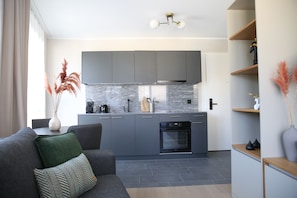 Apartamento superior, 1 quarto, cozinha, vista para o rio | Cozinha privada | Geladeira grande, micro-ondas, fogão, cooktop