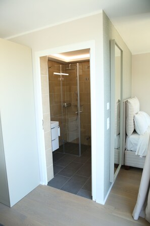 Panoramic Single Room | Bathroom | Shower, rainfall showerhead, hair dryer, bathrobes - Lamira Serviced Apartments Zurich City (Zürich)