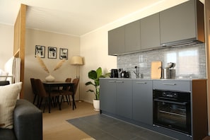 Deluxe studio suite, keuken, uitzicht op tuin | Privékeuken | Een koelkast met diepvriezer, een microgolfoven, een oven, een kookplaat