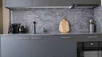 Studio Standard | Cuisine privée | Grand réfrigérateur, micro-ondes dans l'espace commun, four