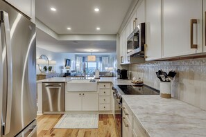 Réfrigérateur, four à micro-ondes, un four, surface de cuisson