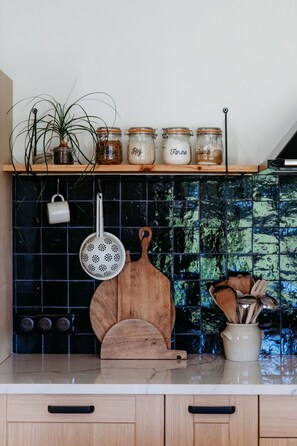 Grand réfrigérateur, micro-ondes, four, lave-vaisselle