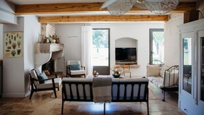A cozy living room with a fireplace, a television, and a comfortable seating area. - Mas des Ecoliers (Chateaurenard)