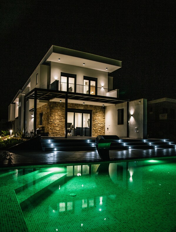 Ulkouima-allas, lämmitetty uima-allas