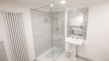 Apartment | Bathroom | Deep soaking tub, free toiletries, hair dryer, bathrobes