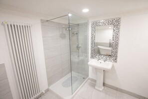 Apartment | Bathroom | Deep-soaking bathtub, free toiletries, hair dryer, bathrobes - Ridley House Apartments (Yarm)