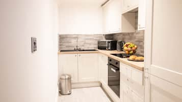 Apartment | Private kitchen | Microwave, oven, electric kettle, toaster