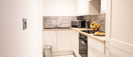 Appartement | Cuisine privée | Four à micro-ondes, un four, bouilloire électrique, grille-pain