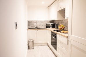 Apartemen | Dapur pribadi | Microwave, oven, ketel listrik, dan pemanggang roti