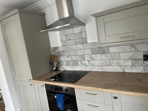Cottage | Private kitchen - Ridley House Apartments (Yarm)
