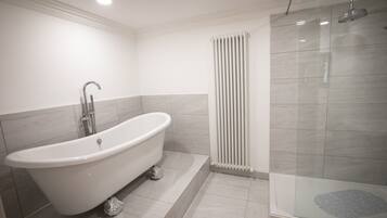 Apartment | Bathroom | Deep-soaking bathtub, free toiletries, hair dryer, bathrobes