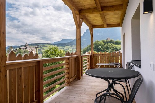 Apartment "Schlosshof Rotkäppchen" with Mountain View, Private Garden & Wi-Fi