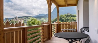 Apartment "Schlosshof Rotkäppchen" with Mountain View, Private Garden & Wi-Fi