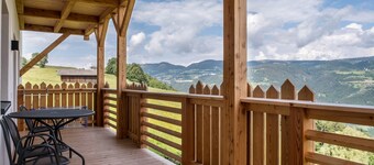 Apartment "Schlosshof Rotkäppchen" with Mountain View, Private Garden & Wi-Fi
