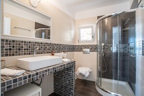 Douche, séchoir à cheveux, serviettes fournies