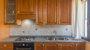 KĂŒhlschrank, Ofen, Herdplatte, Wasserkocher mit Kaffee-/Teezubehör