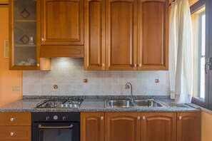 Refrigerador, horno, parrilla de estufa y cafetera y tetera 