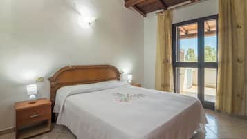 3 quartos, ferros/tábuas de passar roupa, roupa de cama