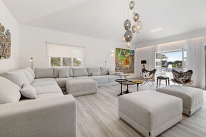 TV, fireplace, ping pong - Holiday home ‘Soltroia Beach Court Villa’ with private heated pool, Wi-Fi and air conditioning (Soltroia)