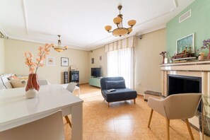 Fernseher, Kamin, Tischtennisplatte, Stereoanlage
