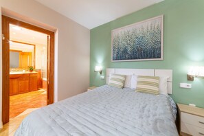 2 slaapkamers, een strijkplank/strijkijzer, gratis wifi, beddengoed