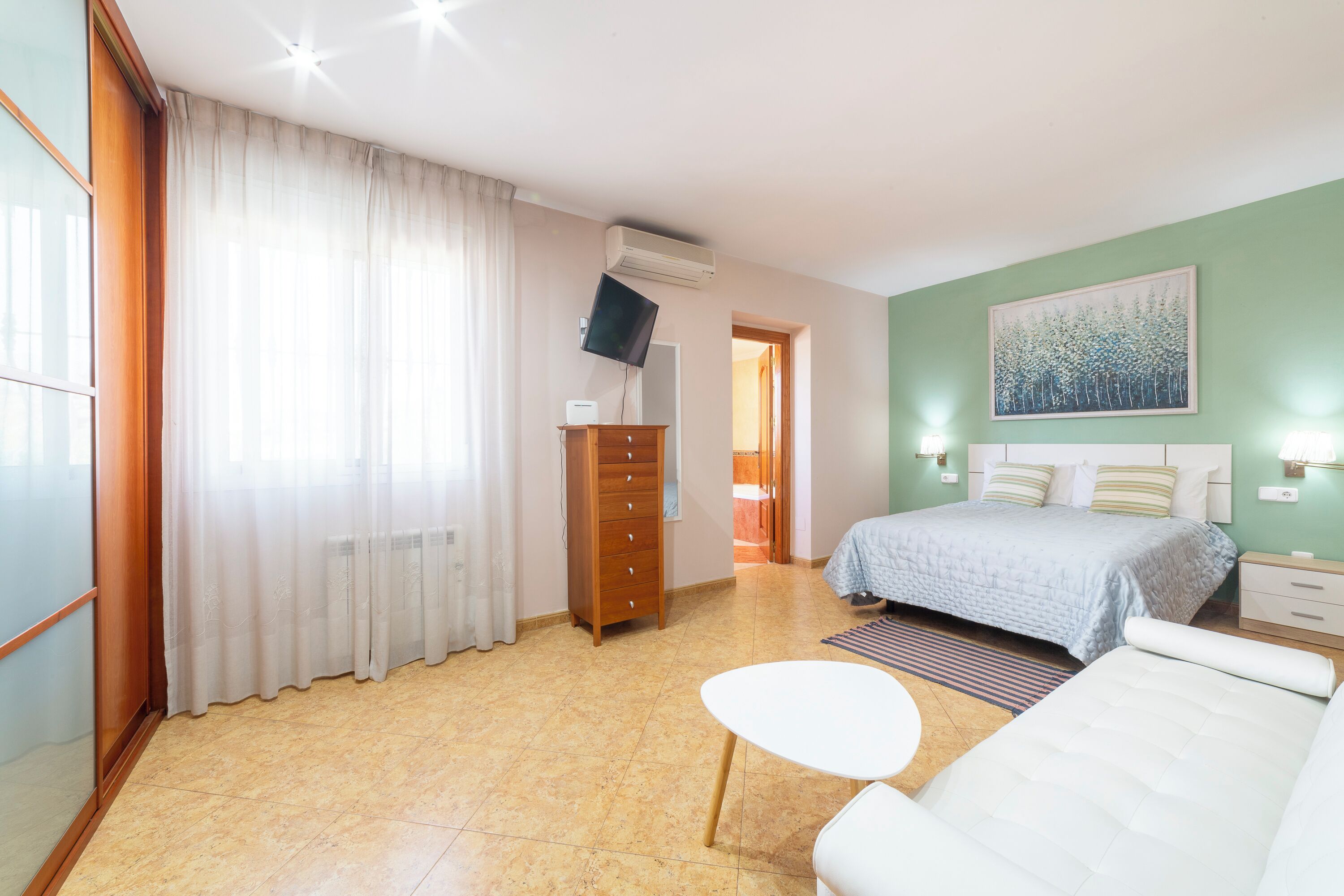 2 habitaciones, tabla de planchar con plancha y wifi gratis 