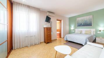 2 bedrooms, iron/ironing board, free WiFi, bed sheets