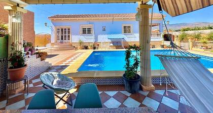 Ferienhaus Villa Mansa mit Bergblick, privatem Pool und WLAN