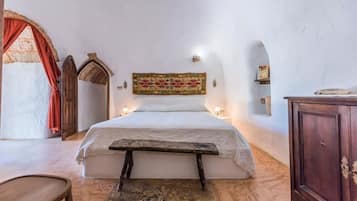 10 bedrooms, iron/ironing board, free WiFi, bed sheets