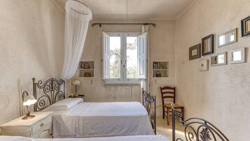 10 bedrooms, iron/ironing board, free WiFi, bed sheets