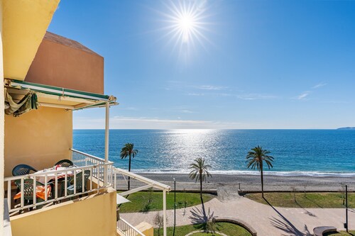 Apartment 'Bonito Apartamento Frente Al Mar' with Sea View, Wi-Fi and Air Conditioning