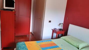 1 habitación, tabla de planchar con plancha, wifi gratis y ropa de cama