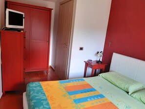 1 chambre, fer et planche à repasser, accès au Wi-Fi (inclus)