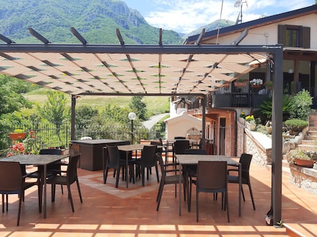 Outdoor dining. Holiday Home 'Nel Cuore Della Maiella' with Mountain View, Private Terrace and Wi-Fi