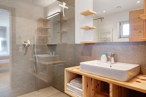Douche, sèche-cheveux, serviettes fournies