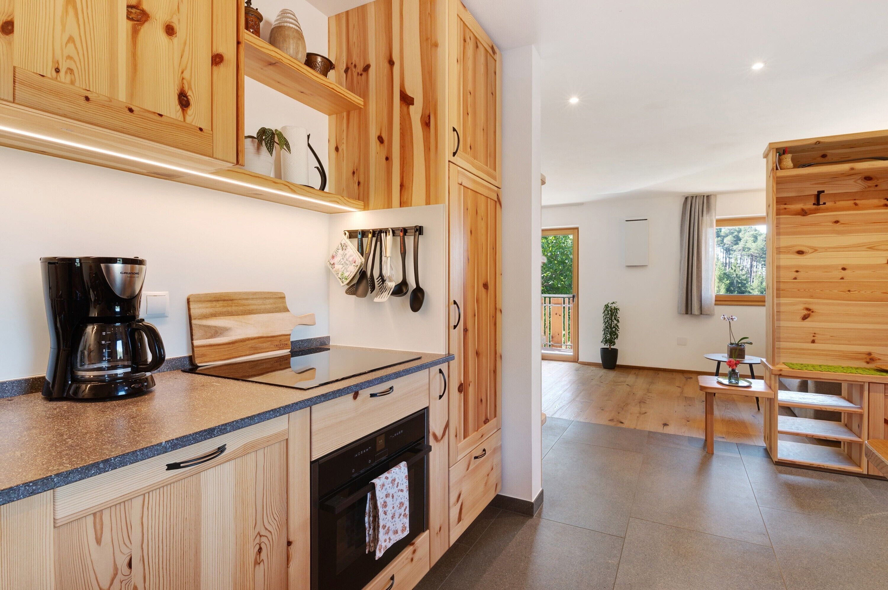 Frigorifero, forno, piano cottura, lavastoviglie