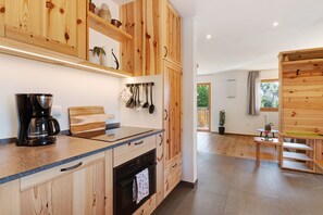 Jääkaappi, uuni, liesi, astianpesukone