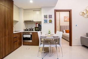 Appartement Design | Cuisine privée | Réfrigérateur, four à micro-ondes, un four, surface de cuisson