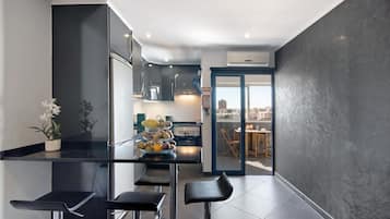 Coffee/tea maker, fridge, microwave, oven