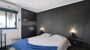 1 habitación, tabla de planchar con plancha, wifi gratis y ropa de cama