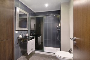 Douche, sĂšche-cheveux, serviettes fournies