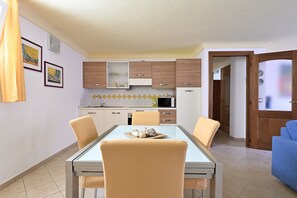 Dining - Holiday Home 'Villa Dalila' with Private Terrace, Private Garden and Air Conditioning (Tertenia)