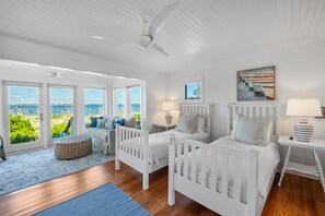 3 quartos, escrivaninha, ferros/tábuas de passar roupa