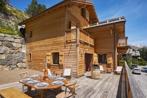 Outdoor dining - Luxury chalet with Terrace with Mountain View and Wi-Fi (Saint-Étienne-de-Tinée)