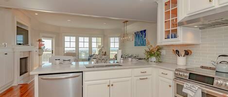 Kylskåp, mikrovågsugn, ugn och spishäll