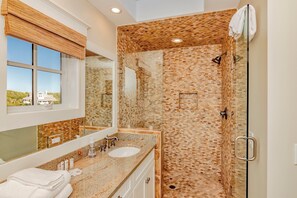 Dusche, Haartrockner, Handtücher