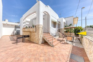 Outdoor dining - Apartment "Pilella" close to the Sea with Private Terrace & A/C (alliste)