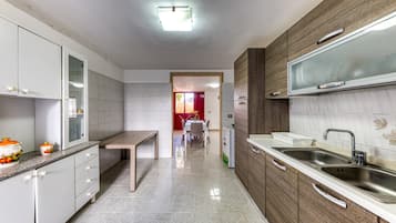 Fridge, oven, stovetop, cookware/dishes/utensils